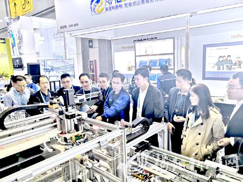 揭阳交流团在中国国际进口博览会上参观德国莱恩科斯特智能制造机械系统。吴志平 摄