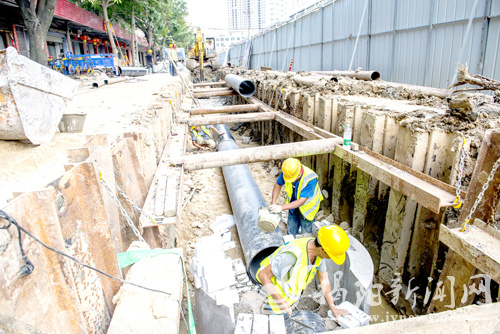 榕城区落实施工单位对中部片区截污管网建设工程进行围挡施工。郑楚藩 摄