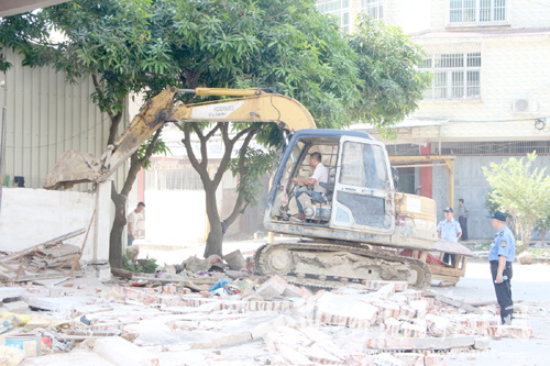 产业园强力拆除在建违法建筑。张夏阳 摄