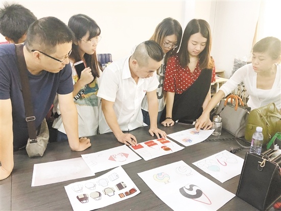 五邑大学产学研团队与丽明珠公司设计师一起探讨箱包设计。 五邑大学产学研团队与丽明珠公司设计师一起探讨箱包设计。